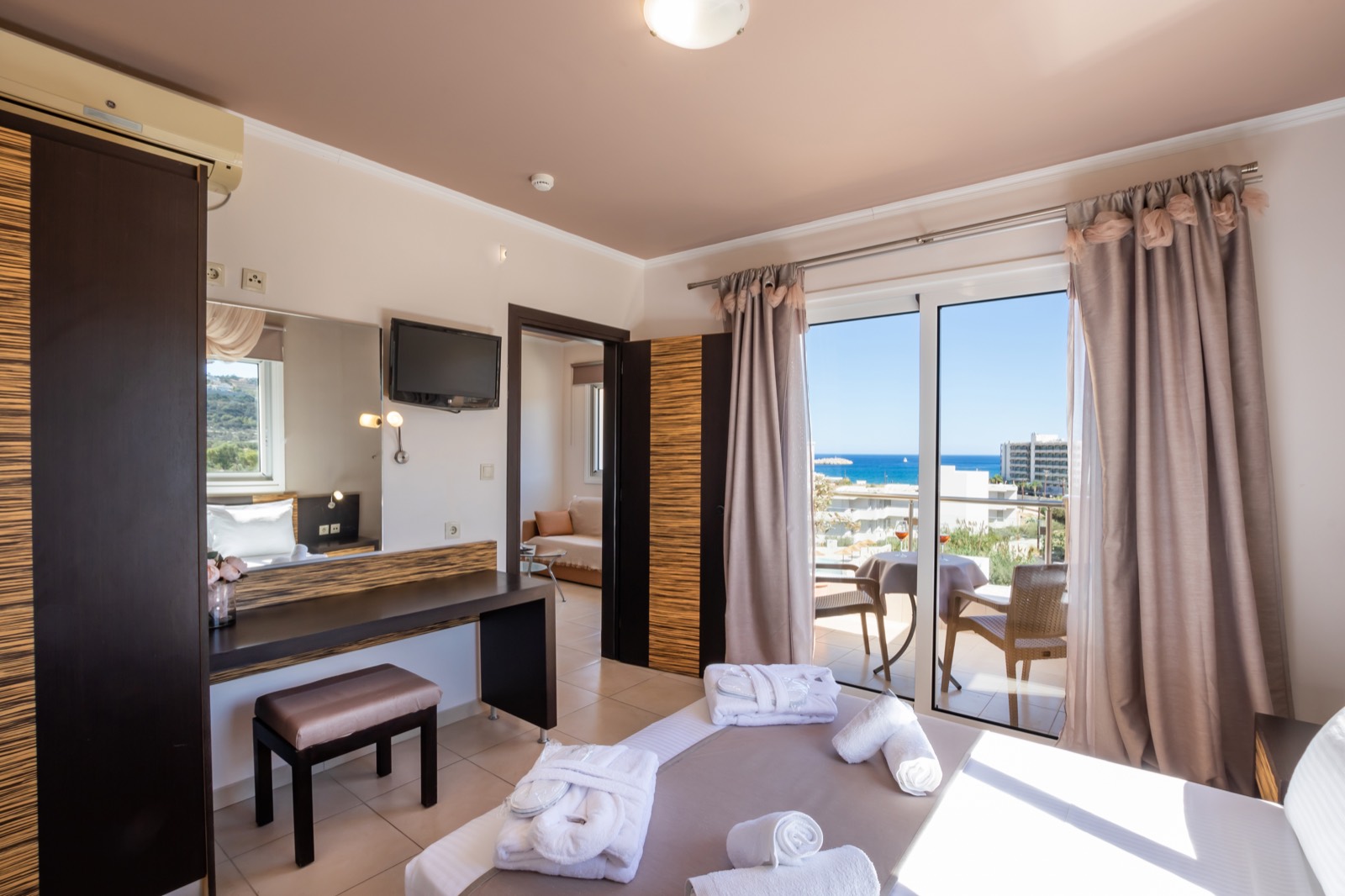 Suite bedroom with large balcony and sea view